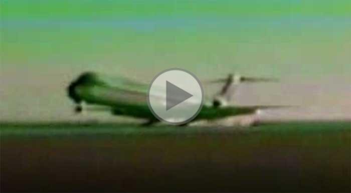 Le MD80 effectue un vol d'essai, et se brise en deux à l'atterrissage